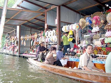 市場内をボートで見学