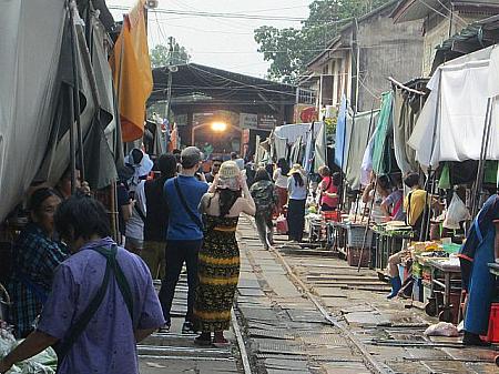 メークロン市場　列車が通行する際は充分ご注意下さい。