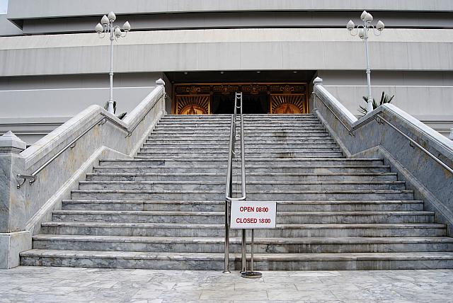 大仏塔入り口　拝観は朝8時から18時まで