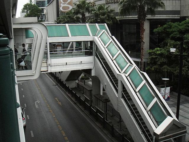 階段を降りてUターンして