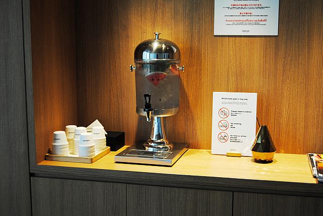 脱水症状を起こさないよう飲料水が置いてあります