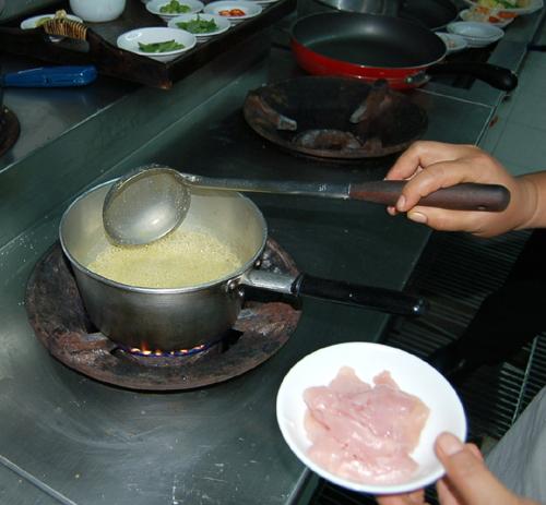 煮立った鍋に鶏肉を加えます。

