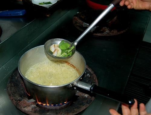 丸なす、バイマクルー、いんげんなどの野菜を加えます。