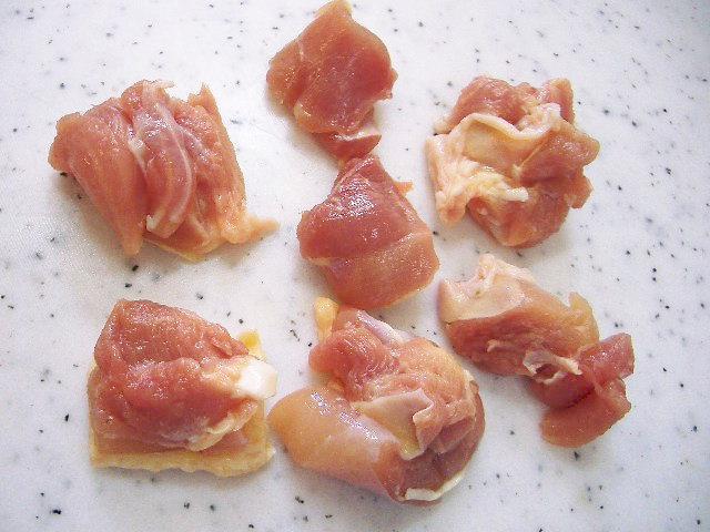 2. 鶏もも肉は一口大に切る。 