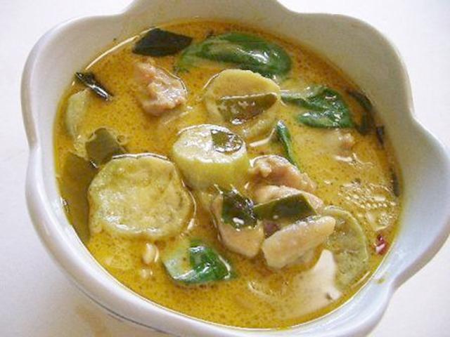 11. 器に盛り付けてはい出来上がり！タイ米と一緒にいただきます。
☆タイ米以外に、素麺などにかけて食べてもおいしいですよ。
