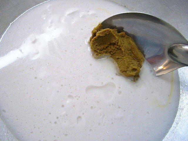 6. フライパンにココナッツミルクとグリーンカレーペーストを入れたらよく混ぜ合わせ、油と香りが出るまで火にかける。
☆焦げないように注意しましょう！
