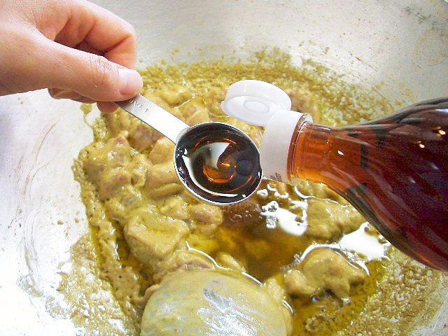 8. ナムプラーとパームシュガーで味を整える。 