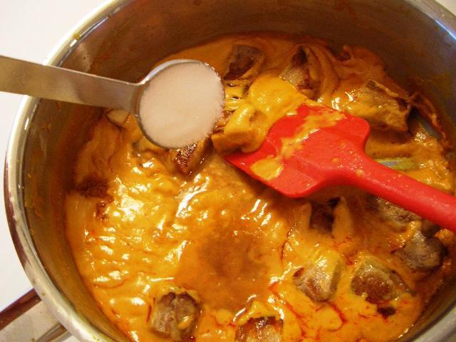 8. 油と香りが出てきたら、豚肉を加えて、ナムプラーと砂糖で味を整える。
☆あればパームシュガーを使いましょう！
