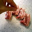 1. 豚肉は食べやすい大きさに切り、軽く塩（材料外）をふる。
