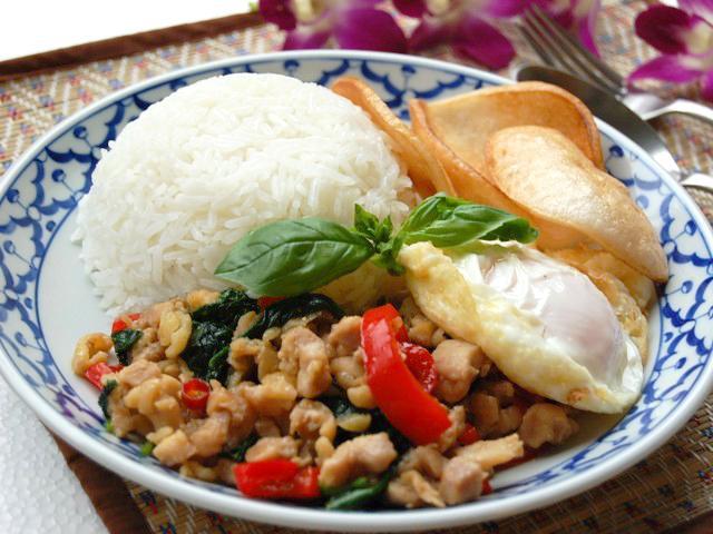12. ごはんと一緒にお皿に盛り付けて、お好みで目玉焼きを添えて出来上がり！ 