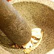 4. パクチーの根、ニンニク、粒胡椒はクロック（臼）で叩く。
☆クロックがない場合はすり鉢で代用 

