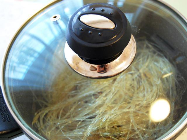 10.鍋に蓋をして、５分蒸し焼きにする。 