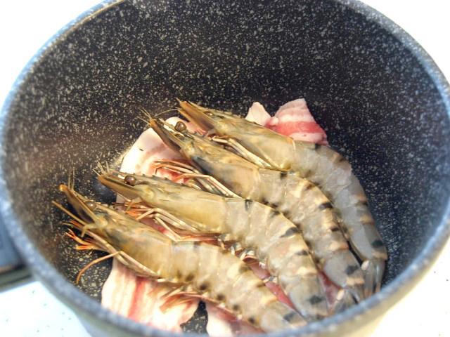 7. 続いて、海老をのせる。 