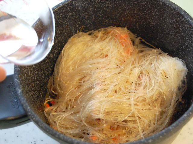 11.水を加えて、蓋をし、さらに、５分蒸し焼きにする。 