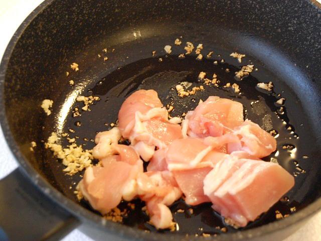 10. 鶏胸肉を加えて火を通す。 