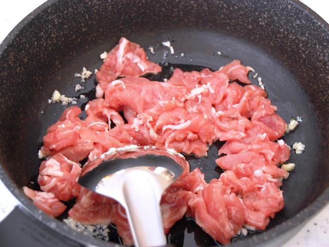 9. 豚肉を加えて火を通す。