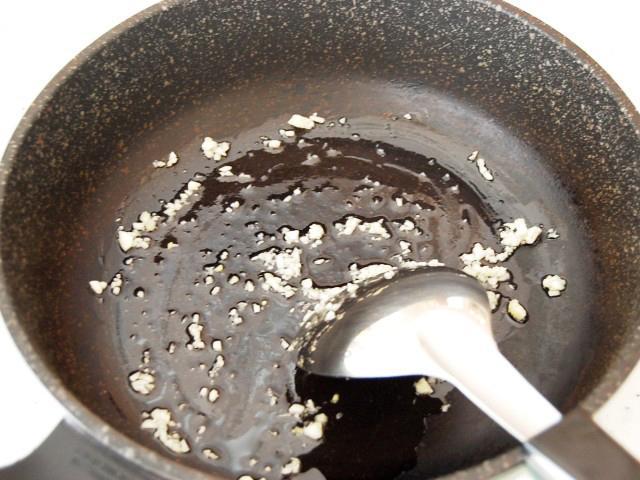 8. フライパンに油を入れ、ニンニクを香りが出るまで炒める。 