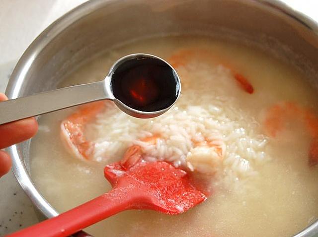 9. ナムプラーとシーイウカオで味を調える。 