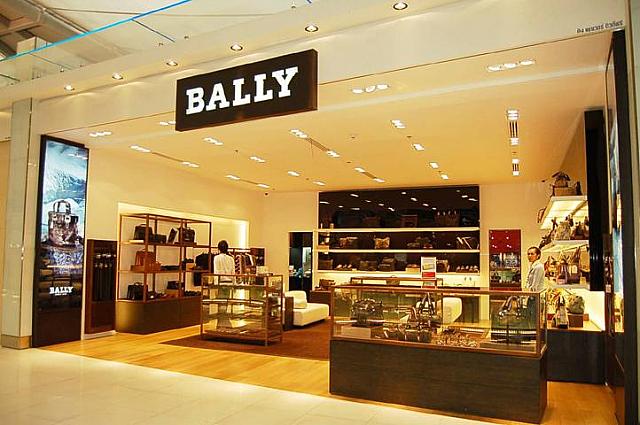 ３２ Bally
<br>こちらも品揃えはバッグが中心です。
