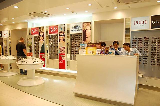 ２ サングラス
<br>国内線のサングラス専門店
