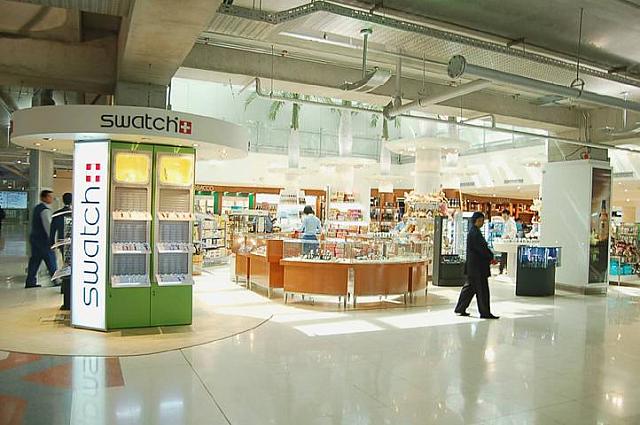 ２ 免税店<br>
数少ないですが、3階にも免税店があります。時計、酒、タバコなど。
