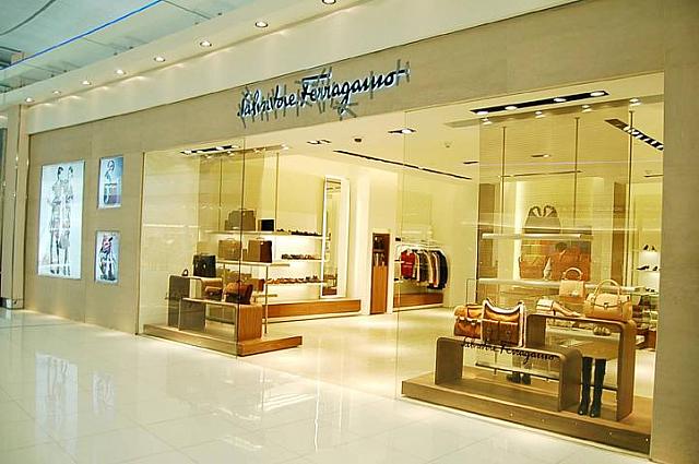 ４９ Ferragamo
<br>バッグ・服・靴など。
