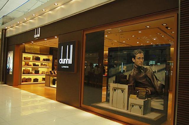 ６１ dunhill
<br>男性向けのカバンなどが豊富です。
