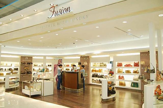 ５４ フュージョン<br>
レザーのバッグ類のお店
