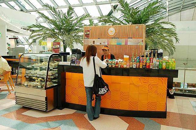 １４ ラックス コーヒー<br>
コーヒー・ケーキなど。
