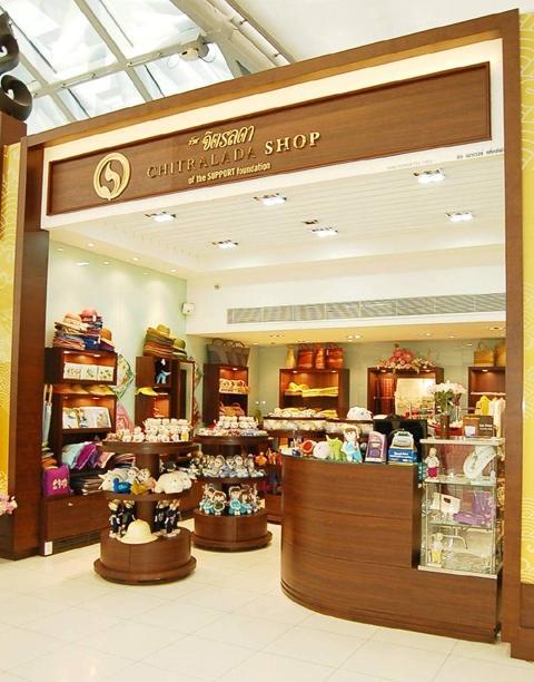 ２１ チットラダー<br>
こちらも王室系のお店。タイ雑貨中心です。
