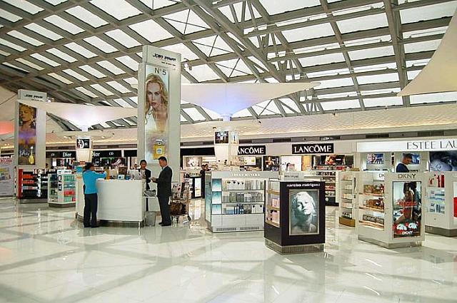 ２５ コスメティック＆香水<br>
総合免税店です。ここではコスメや香水が中心。
