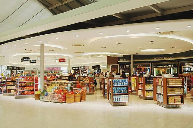 ８ 酒＆化粧品＆お菓子<br>
総合免税店です。主にお酒と各種コスメ、お菓子などが購入できます。 
