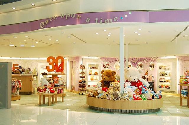 ５３ ワールド オブ ゴールド ジュエリー ＆ ジェムス<br>
ジュエリーが豊富です。
