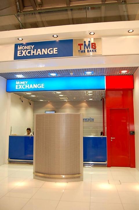 TMB 銀行<br>
両替は24時間

