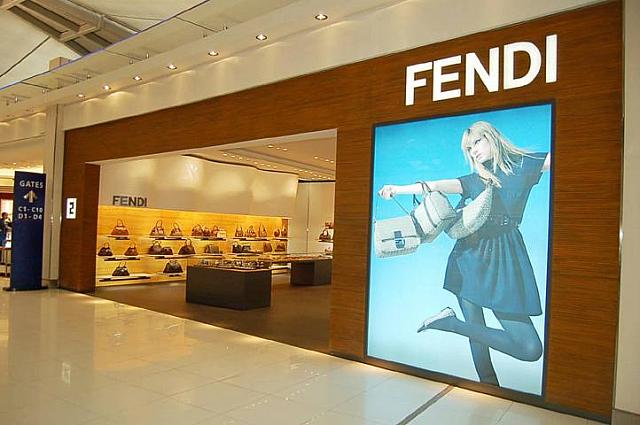 ４２ FENDI
<br>バッグ・財布・サングラスなどの品揃え。
