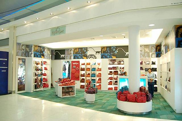 ３８ キプリング<br>
バッグ製品のお店。タイ人には人気です。
