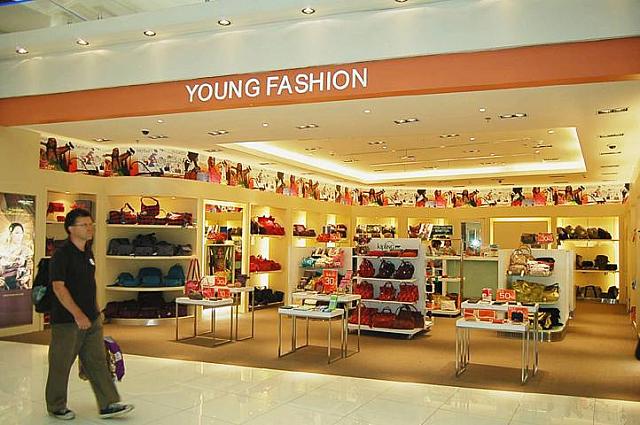 ５９ ヤングファッション
<br>女性向けカバンが豊富。
