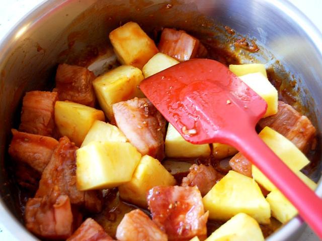 6. 豚肉にある程度火が通ったら、パイナップルを加えてさらに炒める。
