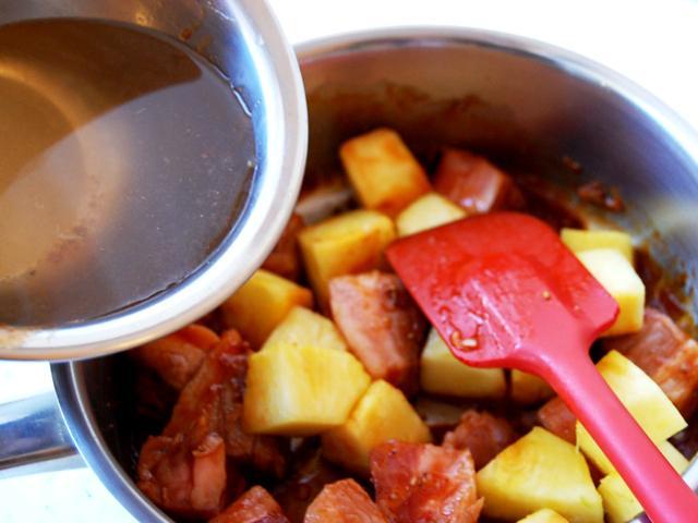 7. 水を加えて２０分程煮込む。
☆豚肉がかぶるぐらいの水を入れましょう
