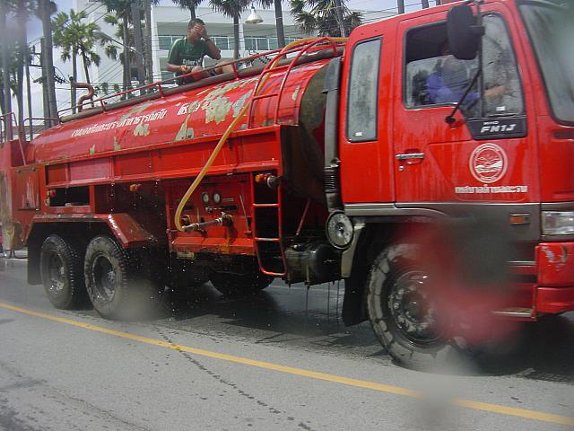 消防車も給水（？）に出動。