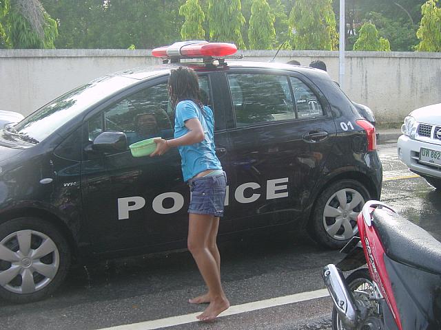 パトカーだって容赦しませんっ。