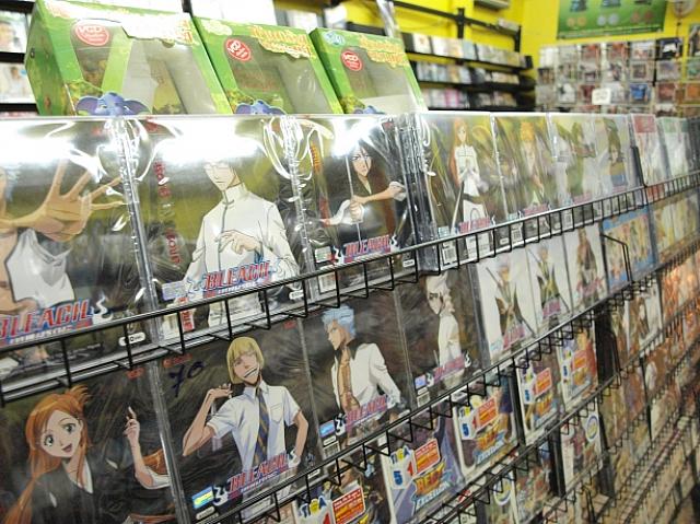 途中で入ったDVD屋さん、BLEACHのVCD品揃えが圧巻です