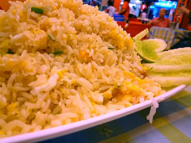 蟹チャーハン（中）150B。多すぎです