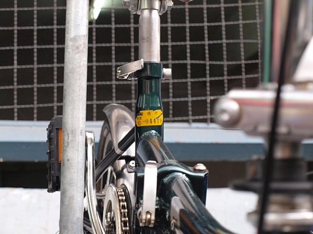 持ち主が放置するとは思えない高級車がたくさん。防犯シール貼ってありますが…