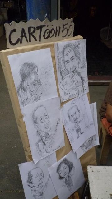 似顔絵描きもいます。値段がハッキリしているのはいいですね。