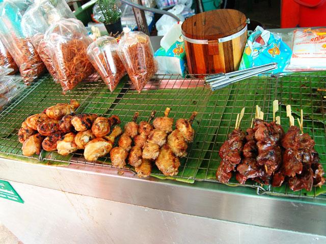 串焼きやさん　カオニヤオと言うもち米と一緒に食べるのが一般的