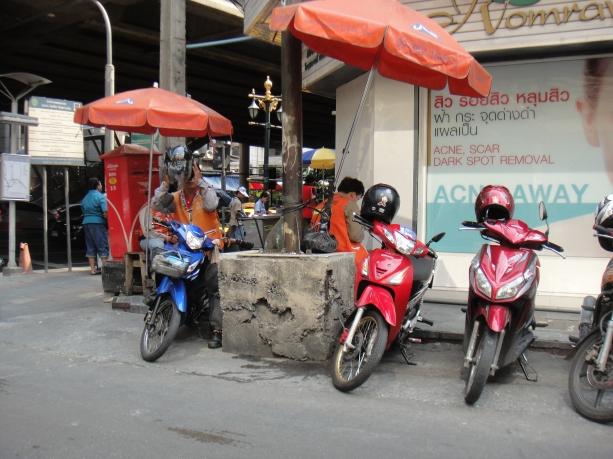 ソイの入り口でよく見られる待機中のバイクタクシー