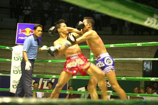 肉体と肉体の激突