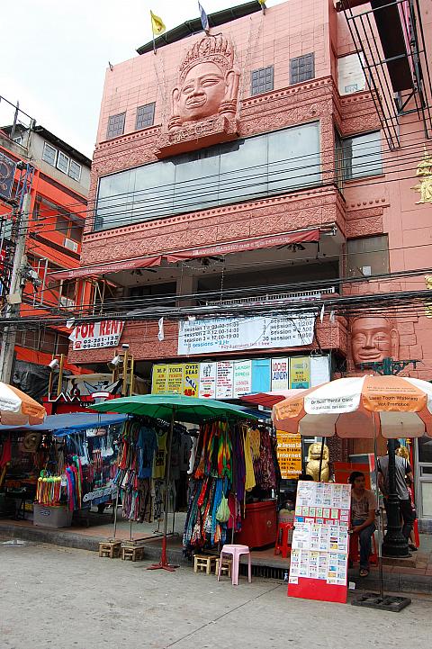 壁に顔がある目立った建物