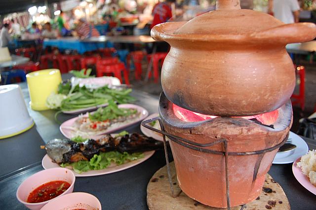 蒸し暑い中で熱々のタイスキを食べる感じがなんともタイらしい